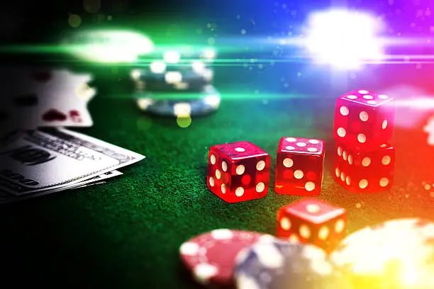 Arena pertandingan bulutangkis dengan sorotan cahaya